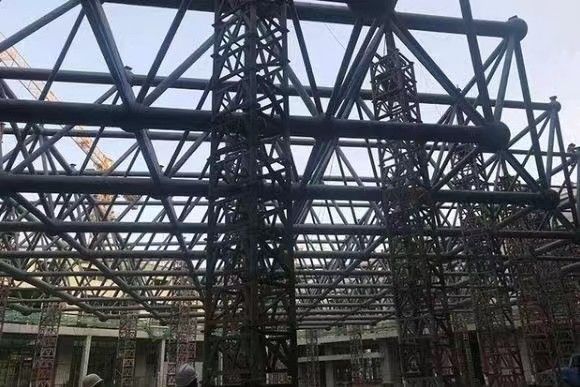 Fırtınalara dayanıklı prefabrik çelik yapı atölyesi ile yüksek bina ve geniş alan için inşa edilmiş çelik depo inşa edin